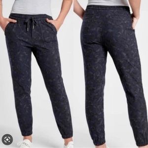 Athleta farallon joggers size 2 camo print